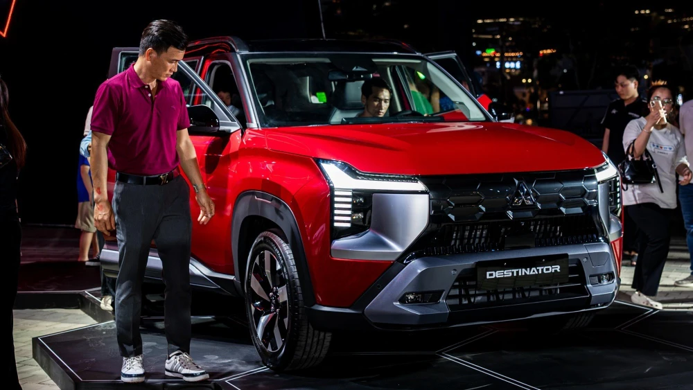 Mitsubishi Destinator ra mắt vào giai đoạn cuối năm với giá 780 - 855 triệu đồng. Mẫu xe này nhắm đúng nhu cầu gia đình cần không gian rộng và tính đa dụng với cấu hình 3 hàng ghế. Destinator dùng động cơ 1.5 tăng áp cho công suất khoảng 163 mã lực, đi kèm những trang bị nổi bật như màn hình giải trí lớn hỗ trợ Apple CarPlay/Android Auto, điều hòa cho hàng ghế sau, phanh tay điện tử. Ảnh: Mitsubishi.