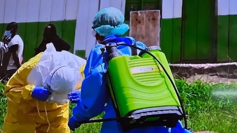 Khử khuẩn sau khi có bệnh nhân Ebola tử vong.
