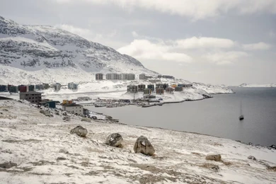 Một khu dân cư ở Nuuk, trên đảo Greenland. Ảnh: WSJ.