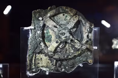 Cỗ máy Antikythera có niên đại 2.000 năm được giới khoa học giải mã. Ảnh: Getty.