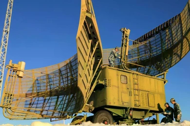 Các binh sĩ thuộc trạm radar của lực lượng không quân trực thuộc Bộ Tư lệnh Chiến khu miền Nam Quân Giải phóng Nhân dân Trung Quốc đang kiểm tra hệ thống radar sau một trận tuyết rơi dày. Ảnh: Chinamil.