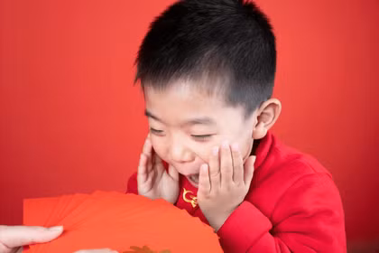 Lì xì, mừng tuổi vốn là phong tục truyền thống tốt đẹp. Ảnh: Sohu.
