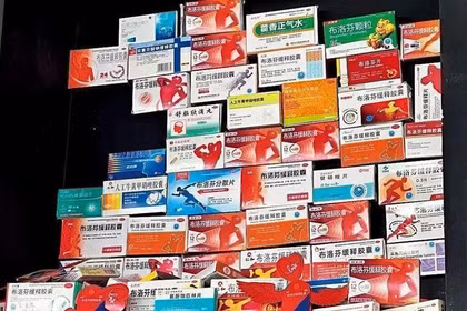 "Bộ sưu tập" thuốc đau đầu xếp trước mộ Tào Tháo. Ảnh: Worldjournal.