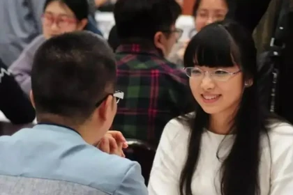 Hẹn hò xem mắt qua mai mối vẫn là cách đi đến hôn nhân phổ biến ở đô thị Trung Quốc. Ảnh: Sina.