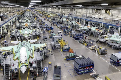 Dây chuyền nhà máy sản xuất F-35 của Lockheed Martin. Ảnh: Newtalk.
