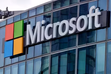 Giá cổ phiếu tăng từ 390,54 USD lên 451,10 USD trong ngày 30/7 khiến giá trị vốn hóa của Microsoft tăng thêm 450 tỷ USD chỉ sau một ngày. Ảnh: Creaders.
