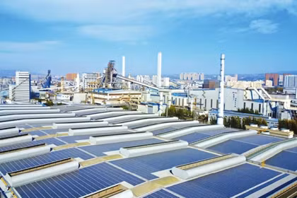 Công suất dư thừa, cạnh tranh giá cả và rào cản thương mại quốc tế đã khiến ngành quang điện Trung Quốc đang là vùng nguy cơ cao. Ảnh: Sina.