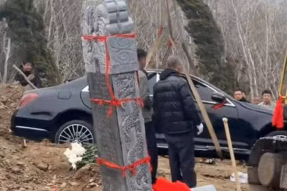 Chiếc xe trị giá hơn 4 tỷ đồng đang được hạ huyệt. Ảnh: Sohu.