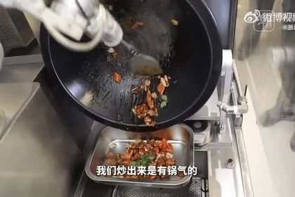 Robot hoàn tất món "Thịt bò xào húng quế". Ảnh: Singtao.