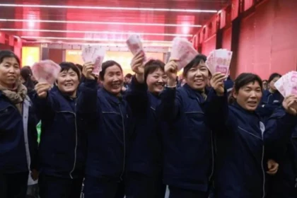 Các nữ nhân viên công ty vui mừng nhận tiền quà của ông chủ hào phóng. Ảnh: NetEase.