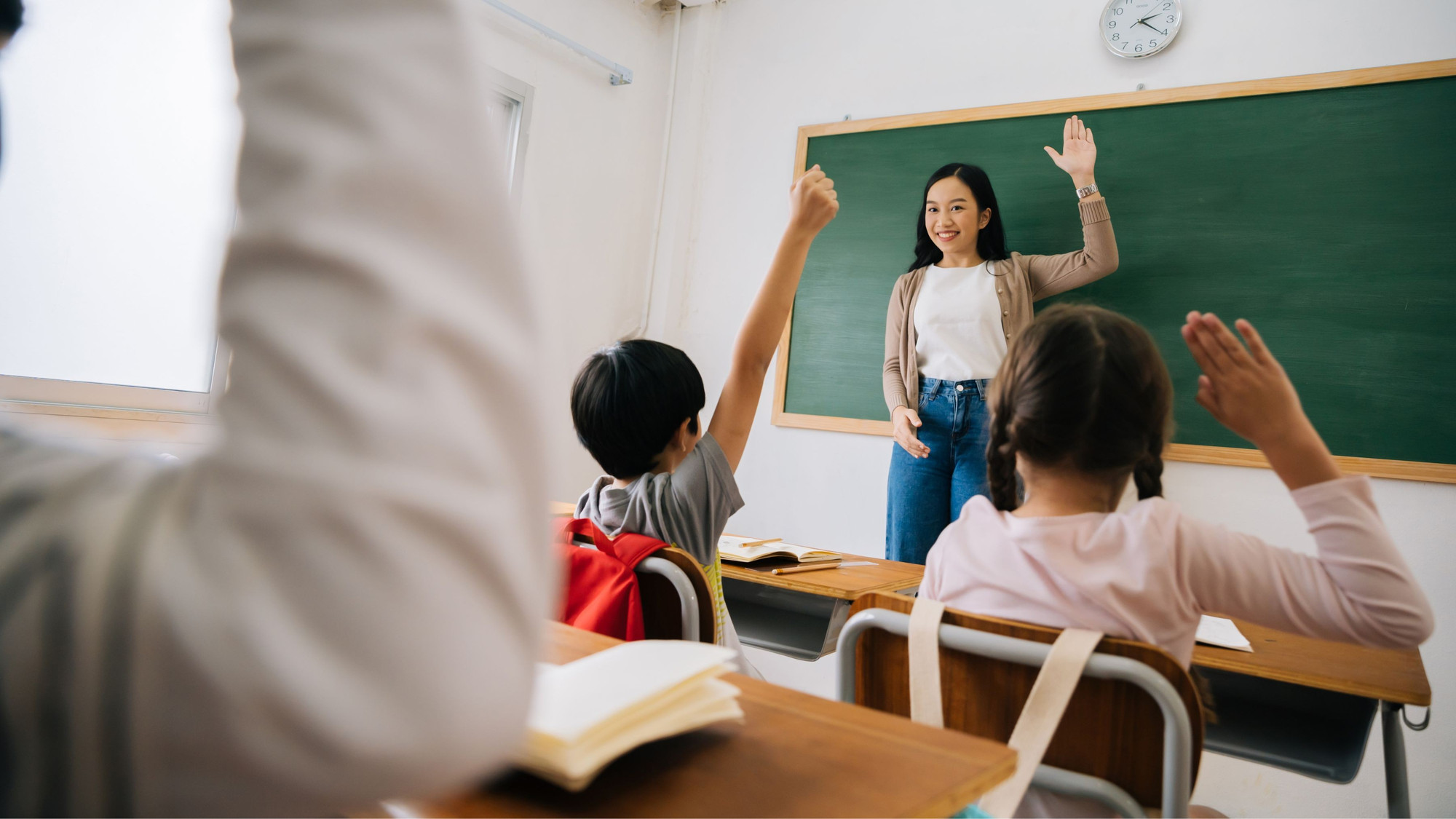 "Thay vì buộc học sinh học thuộc quá nhiều văn bản một cách cơ học, hãy chọn lọc những tác phẩm thực sự tinh túy, xứng đáng được mang theo suốt đời. Khi đó, việc học thuộc không còn là nghĩa vụ, mà trở thành một đặc ân văn hóa", TS Nguyễn Hoàng Hiệp nói. Ảnh minh họa