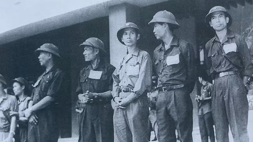 Đại tá Nguyễn Văn Khiêm, Phó Phòng Tình báo Miền (thứ ba, từ phải qua) tại Dinh Độc Lập ngày 2/5/1975.