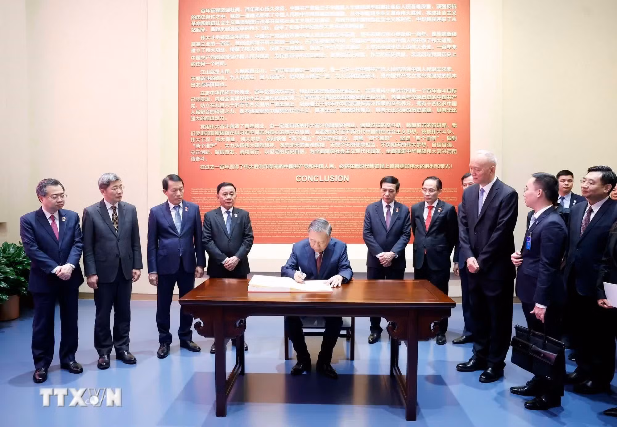 Tổng Bí thư, Chủ tịch nước Tô Lâm ghi sổ lưu niệm Bảo tàng Lịch sử Đảng Cộng sản Trung Quốc. Ảnh: Thống Nhất/TTXVN