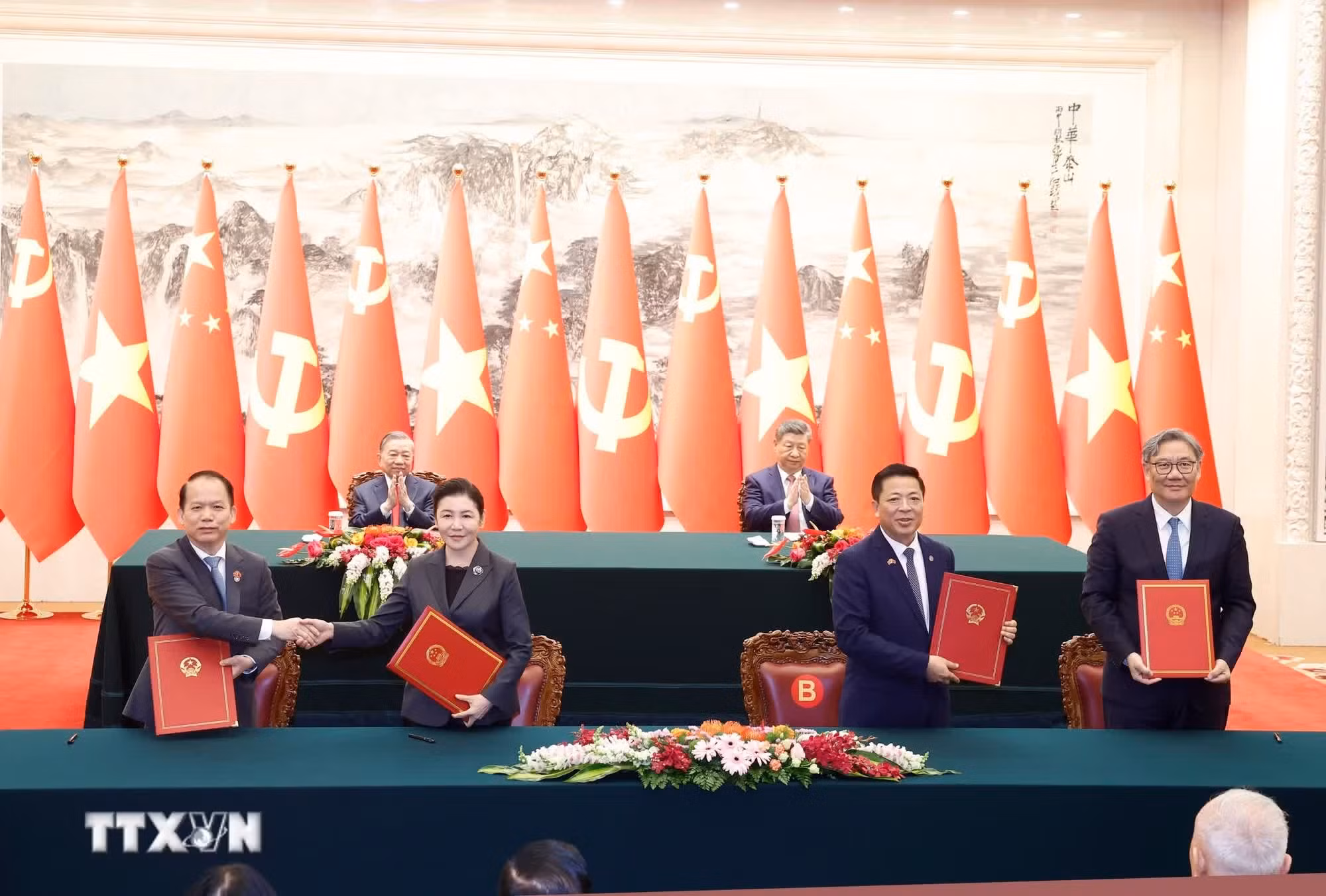 Lễ ký Bản ghi nhớ hợp tác giữa Bộ Tư pháp Việt Nam và Bộ Tư pháp Trung Quốc về tăng cường hợp tác trong lĩnh vực giải quyết tranh chấp dân sự, thương mại của cư dân biên giới và ký Giấy chứng nhận bàn giao hồ sơ kết quả dự án viện trợ Việt Nam lập báo cáo nghiên cứu khả thi tuyến đường sắt Lào Cai-Hà Nội-Hải Phòng giữa Bộ Xây dựng Việt Nam và Bộ Thương mại Trung Quốc. Ảnh: Thống Nhất/TTXVN