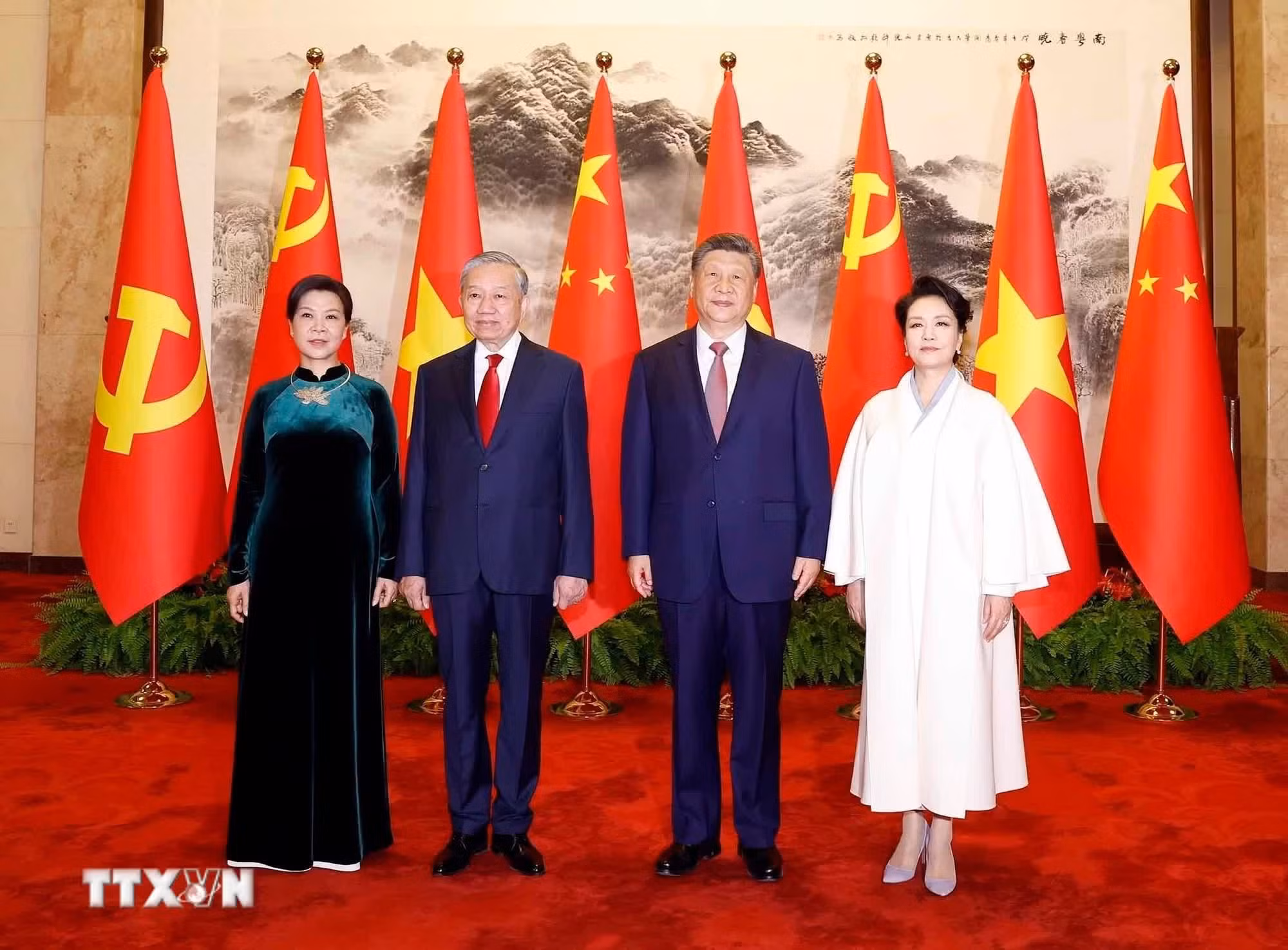 Tổng bí thư, Chủ tịch nước Tô Lâm và Phu nhân cùng Tổng bí thư, Chủ tịch nước Trung Quốc Tập Cận Bình và Phu nhân chụp ảnh chung. Ảnh: Thống Nhất/TTXVN