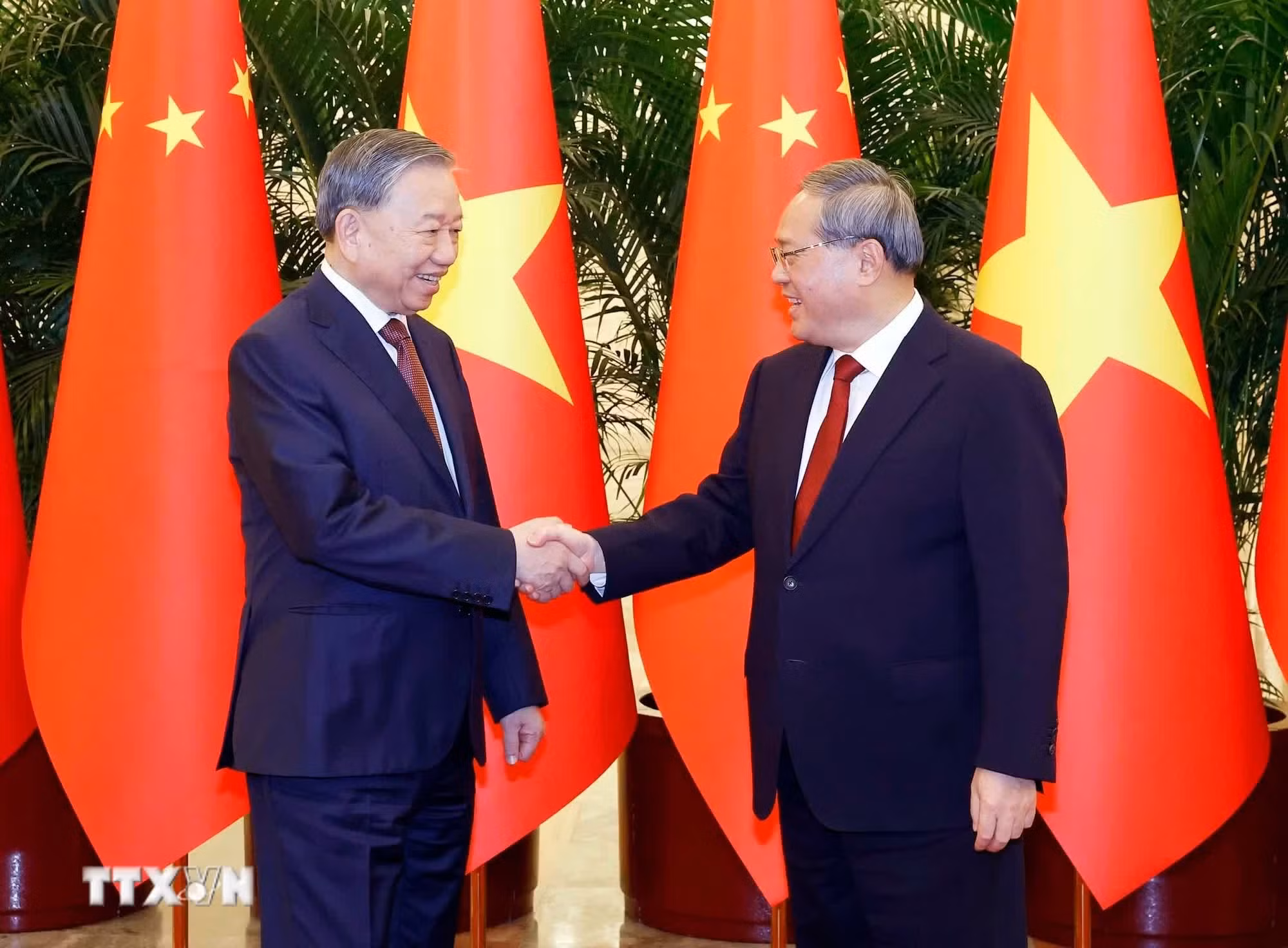 Tổng bí thư, Chủ tịch nước Tô Lâm hội kiến Thủ tướng Trung Quốc Lý Cường. Ảnh: Thống Nhất/TTXVN