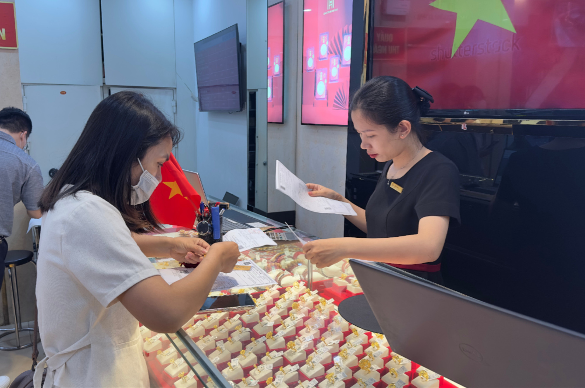 Khởi nghiệp với số vốn ban đầu là 3 cây vàng, Bảo Tín Mạnh Hải hiện đã có hơn 10 cửa hàng kinh doanh vàng bạc tại khu vực phía Bắc. Ảnh: Xuân Lực