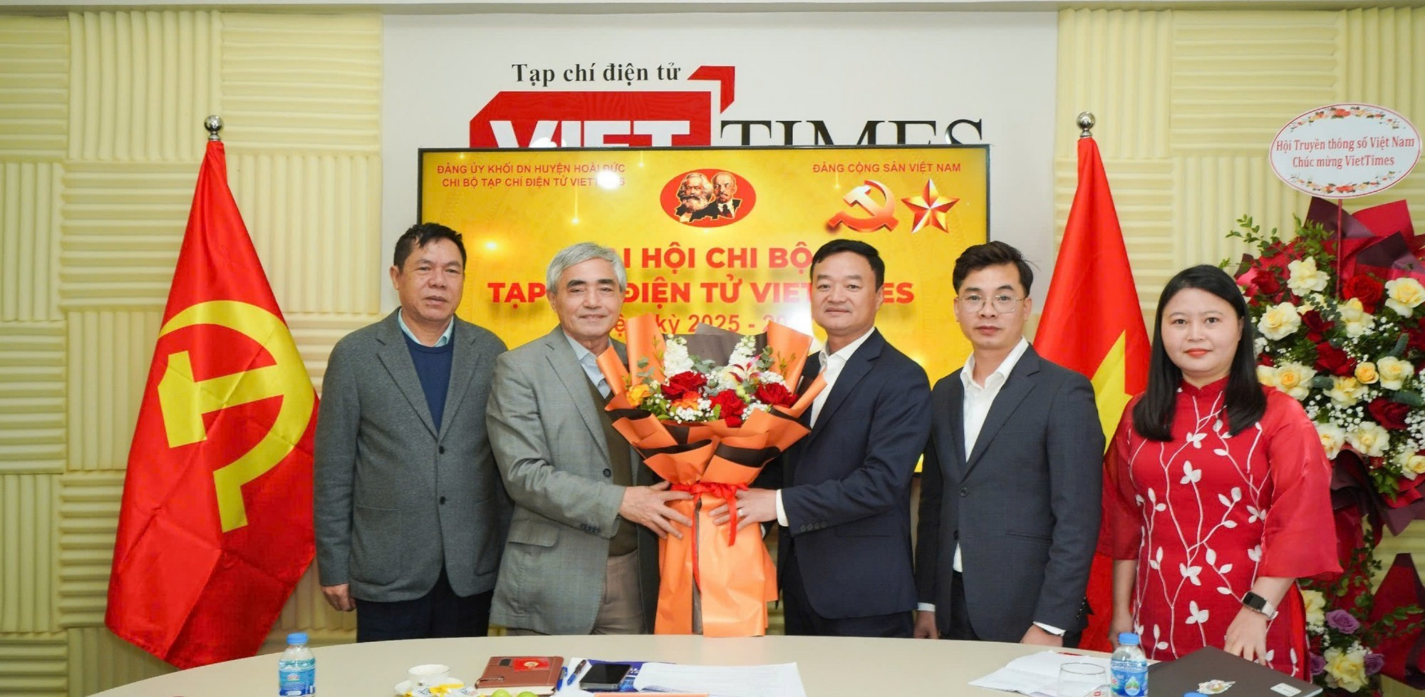 Chủ tịch Hội Truyền thông số Việt Nam Nguyễn Minh Hồng (thứ 2 từ trái qua) kỳ vọng VietTimes sẽ vươn lên tầm quốc gia, trở thành một trong những tạp chí điện tử uy tín hàng đầu trong lĩnh vực khoa học - công nghệ. Trong ảnh: Ông Nguyễn Minh Hồng chúc mừng ông Nguyễn Bá Kiên, Tổng Biên tập Tạp chí VietTimes, tái đắc cử Bí thư Chi bộ Tạp chí nhiệm kỳ 2025 - 2027.