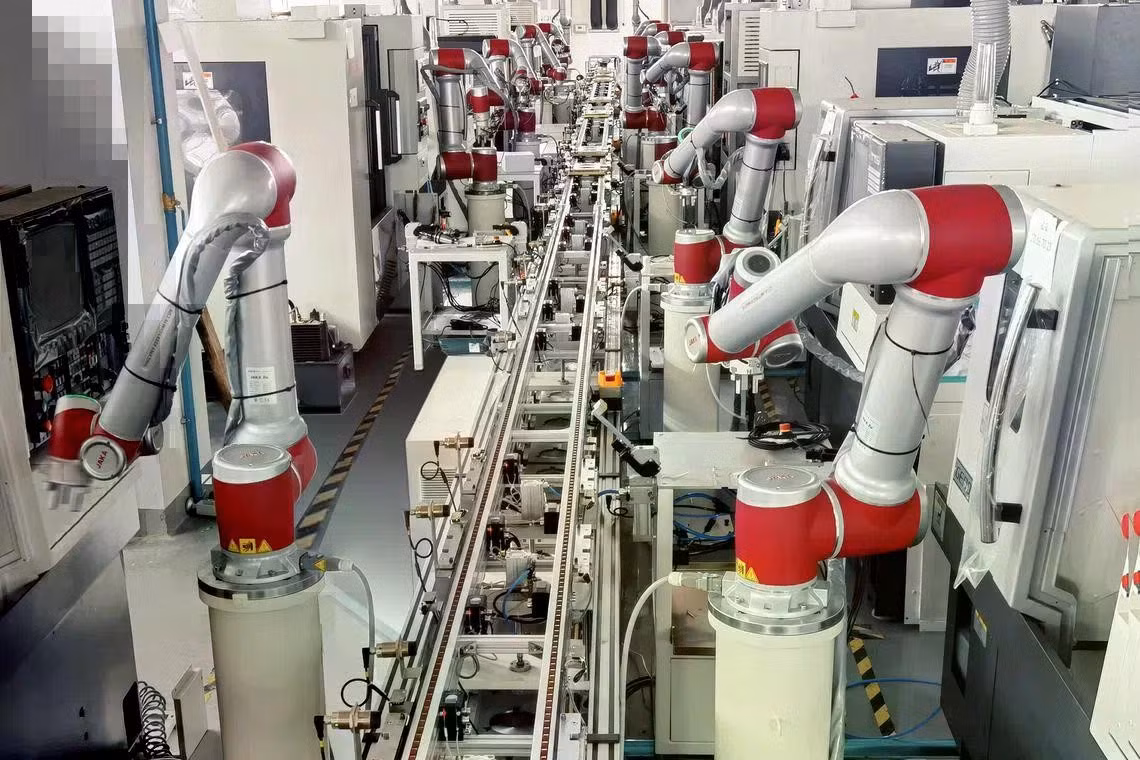 Công ty Jaka Robotics, có trụ sở tại Thượng Hải, sản xuất các robot cộng tác có thể làm việc cùng với con người. Theo Jaka, nhiều robot công nghiệp công ty này đã được xuất khẩu và tham gia các dây chuyền sản xuất ô tô ở Thái Lan. Ảnh: Jaka Robotic.