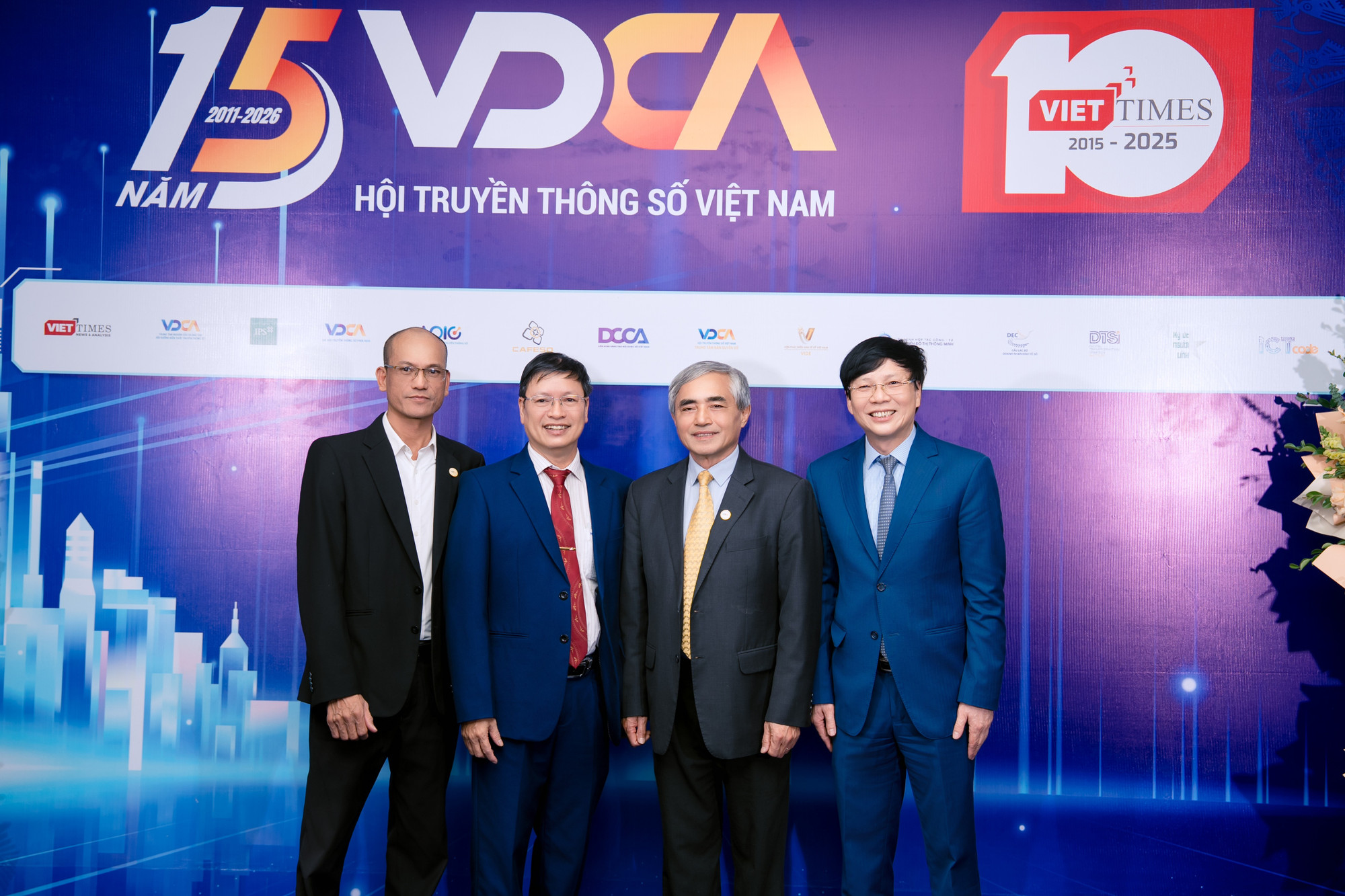 Ông Nguyễn Minh Hồng, Phó Chủ tịch VDCA Hồ Quang Lợi (ngoài cùng bên phải) chụp hình lưu niệm cùng TS Trần Quý, Viện trưởng Viện Phát Triển Kinh Tế Số Việt Nam và khách mời.