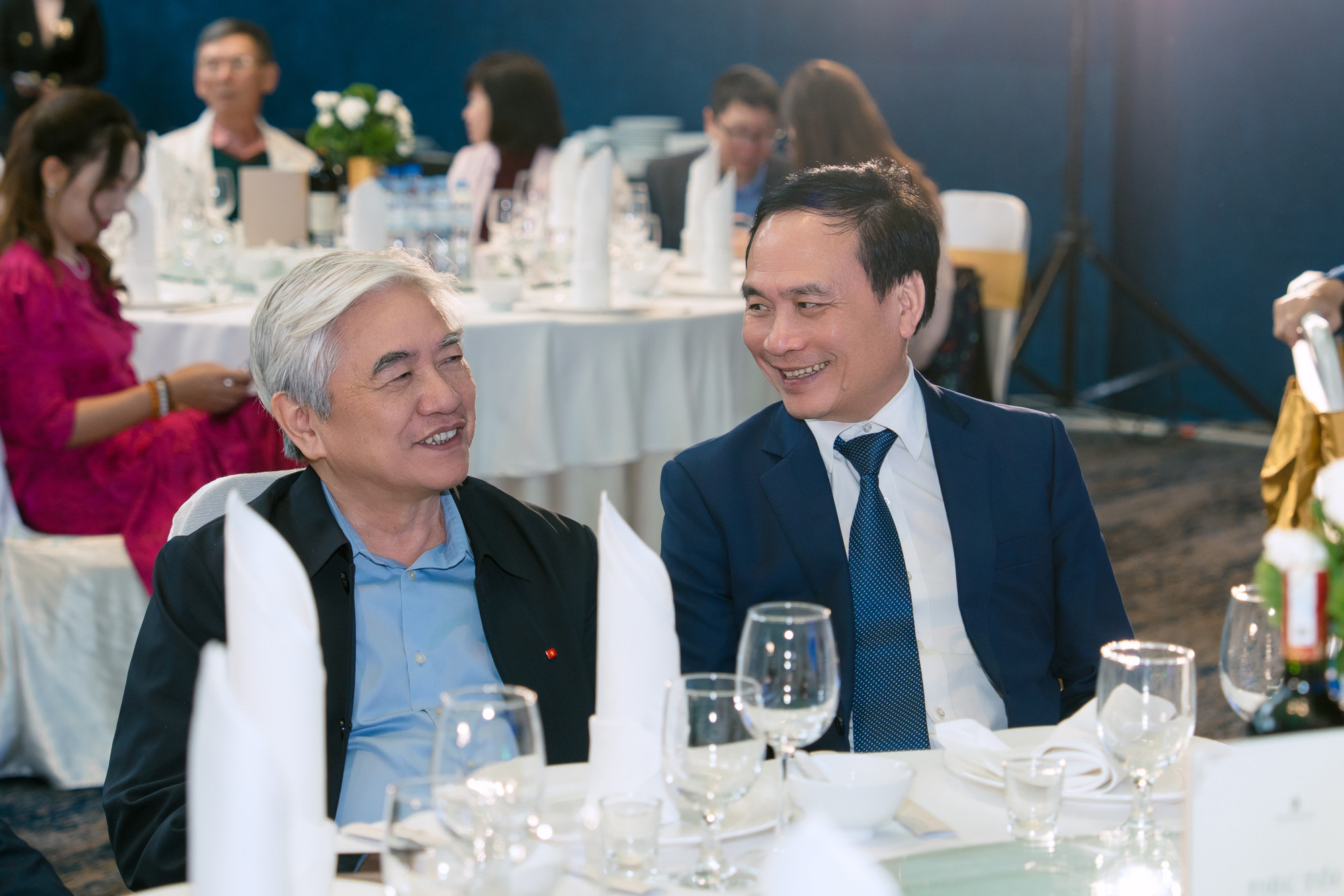 Tham dự buổi lễ có nguyên lãnh đạo, nguyên lãnh đạo các bộ ngành, địa phương, nhiều hội, hiệp hội chuyên ngành, cơ quan quản lý nhà nước và các cơ quan báo chí Trung ương, Hà Nội. Trong ảnh, TS Nguyễn Quân, nguyên Bộ trưởng Khoa học và Công nghệ và ông Phạm Ngọc Linh, Phó Chủ tịch Liên hiệp các Hội Khoa học và Kỹ thuật Việt Nam - VUSTA.