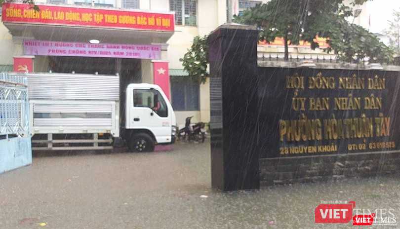 Trụ Sở HĐND phường Hòa Thuận Tây cũng bị nước bao vây