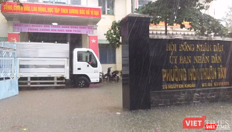 Trụ Sở HĐND phường Hòa Thuận Tây cũng bị nước bao vây