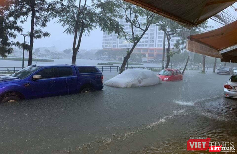 Đường Hàm Nghi chìm trong nước, xe ô tô nằm la liệt. (Ảnh: CTV)