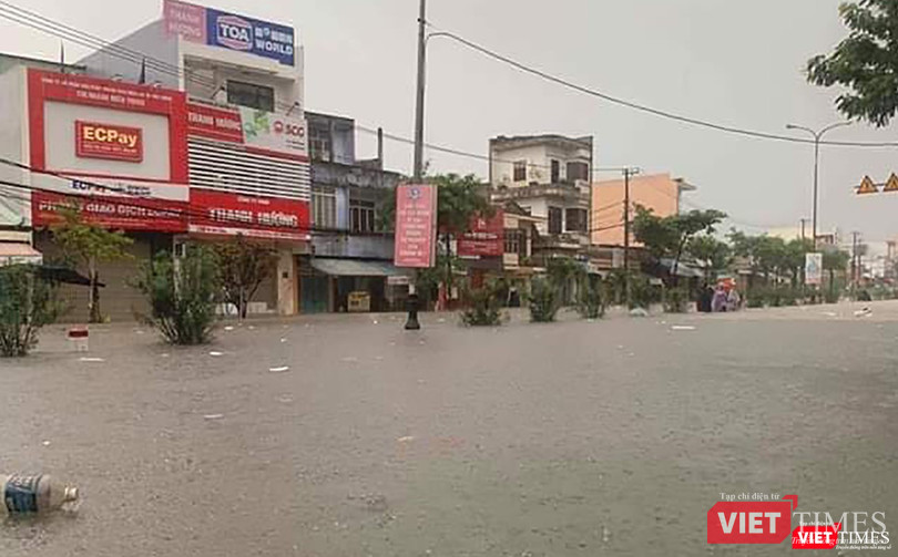 Nhiều tuyến đường bị ngập sau, giao thông tê liệt. (Ảnh: CTV)