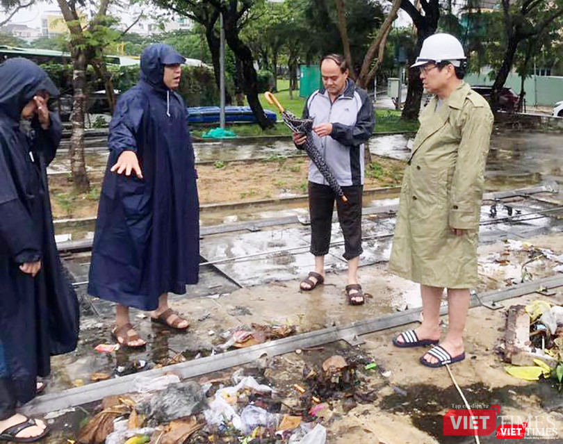 Sáng 9/12, Chủ tịch UBND TP Đà Nẵng Huỳnh Đức Thơ đi thị sát, chỉa đạo xử lý chống ngập