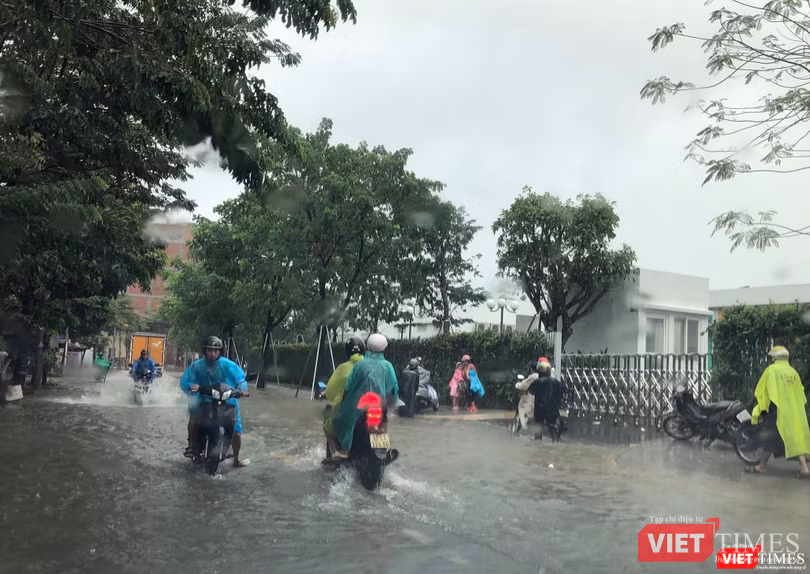 Tình trạng ngập cũng diễn ra ở khu vực đường 30/4, nhưng có phần đỡ hơn và các xe vẫn cố gắng di chuyển được.