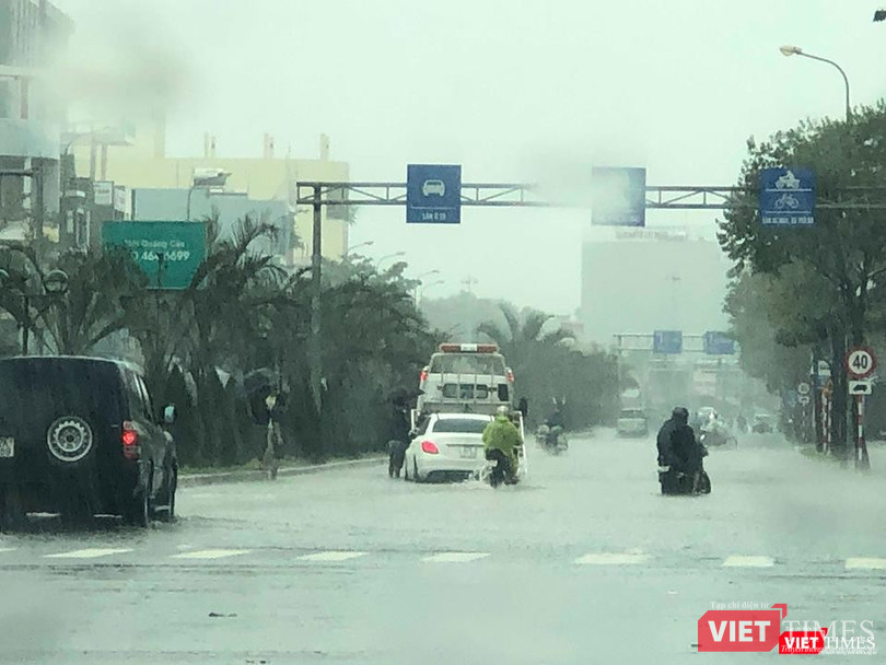 Khu vực đường Nguyễn Hữu Thọ - Cách mạng Tháng Tám trình trạng ngập cũng diễn ra nghiêm trọng.