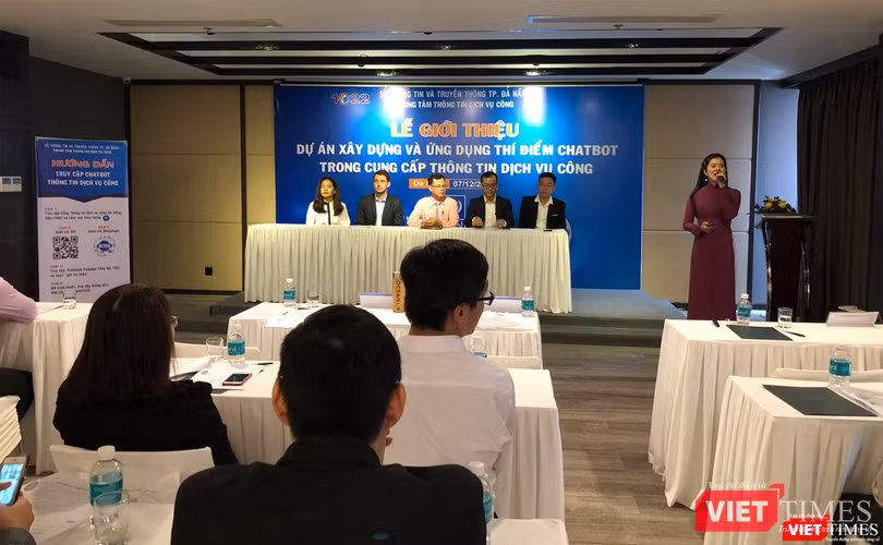 Các bên giải đáp thông tin tại buổi ra mắt và thí điểm ứng dụng Chatbot 1022 tại Đà Nẵng