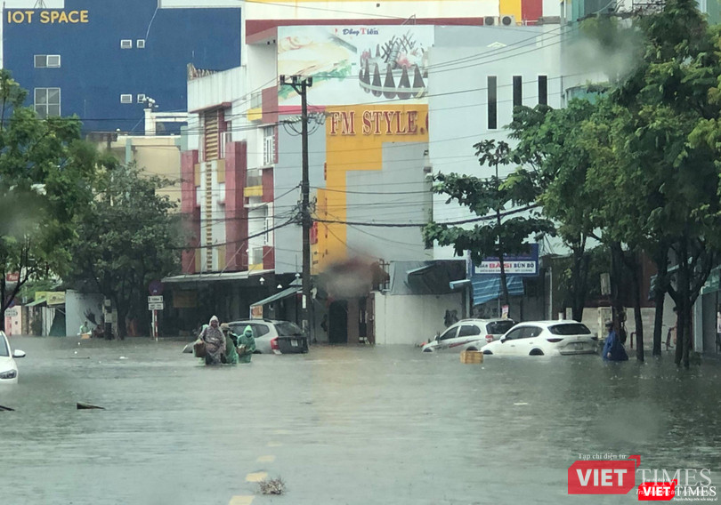 Tình trạng mưa ngập tại khu vực đường Phan Đăng Lưu - Lê Thanh Nghị diễn ra khá nghiêm trọng, khi nước ngập đã vượt quá đầu gối người lớn; Ngập bánh, vượt ống xả các xe ô tô.