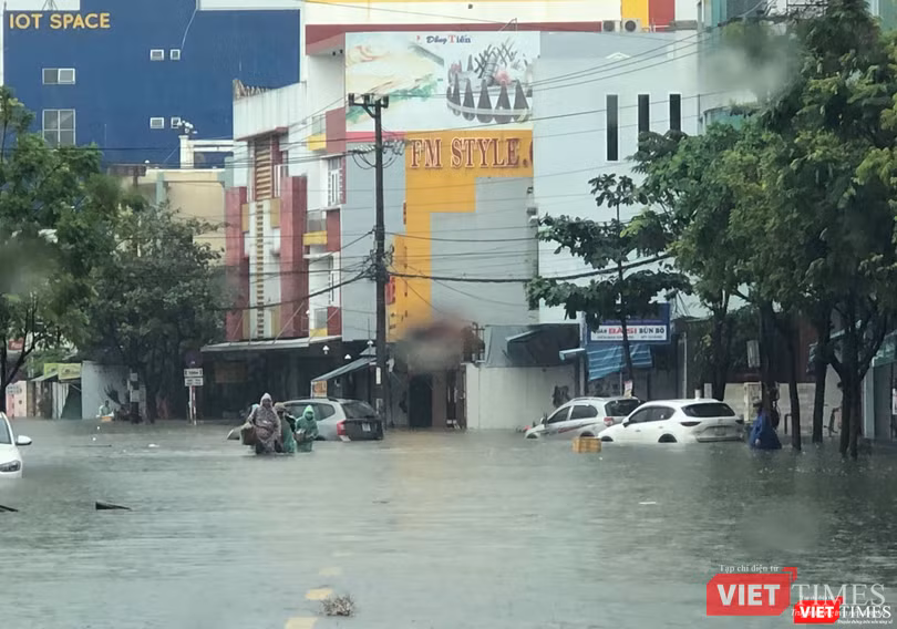 Tình trạng mưa ngập tại khu vực đường Phan Đăng Lưu - Lê Thanh Nghị diễn ra khá nghiêm trọng, khi nước ngập đã vượt quá đầu gối người lớn; Ngập bánh, vượt ống xả các xe ô tô.