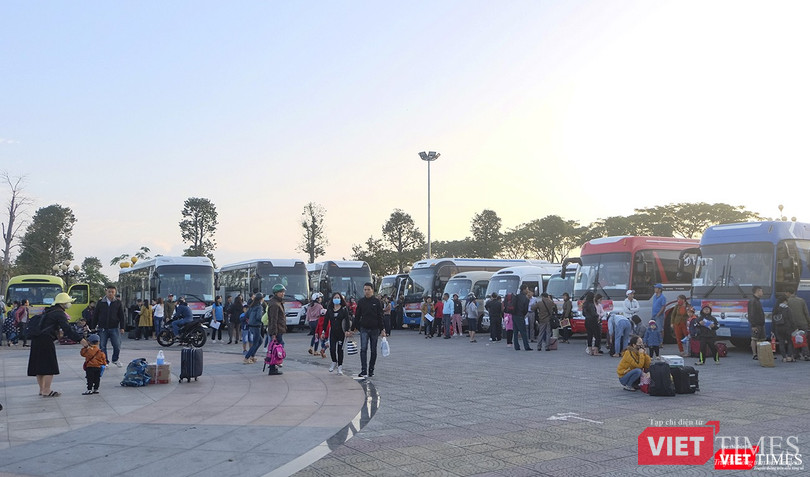 Sáng 22/1, hơn 60 chiếc xe đường dài đã đưa gần 2.500 đoàn viên Công đoàn, công nhân viên và người lao động có hoàn cảnh khó khăn đang sinh sống và làm việc tại các Công ty, Khu công nghiệp trên địa TP Đà Nẵng trở về quê để đón Tết cùng với gia đình