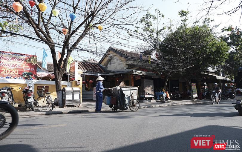 Công nhân vệ sinh vẫn cần mẫn làm sạch đường phố Hội An