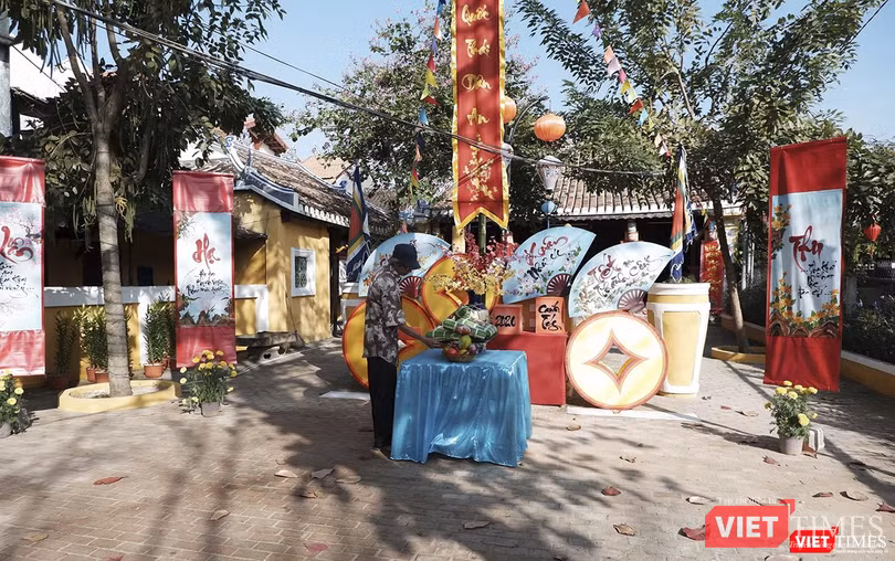 Cây nêu, mâm ngũ quả đã được bày biện nơi đình làng