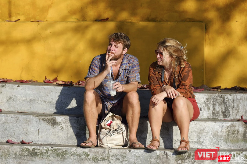 Du khách lặng lẽ ngắm Hội An vào Tết