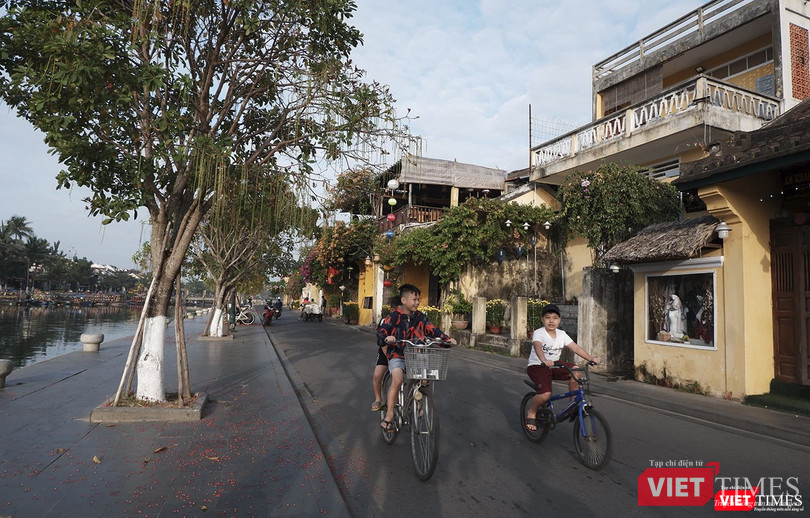 Trẻ em thong dong trên các con phố thưa vắng người trong ngày cuối năm