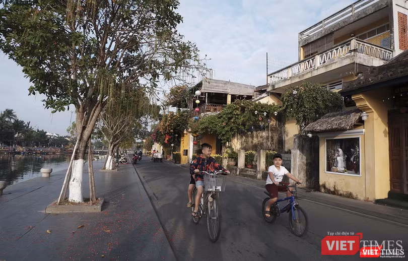 Trẻ em thong dong trên các con phố thưa vắng người trong ngày cuối năm