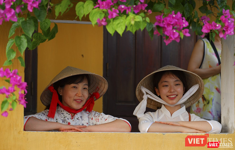 Du khách Hàn Quốc ngồi ngắm Hội An vào Tết