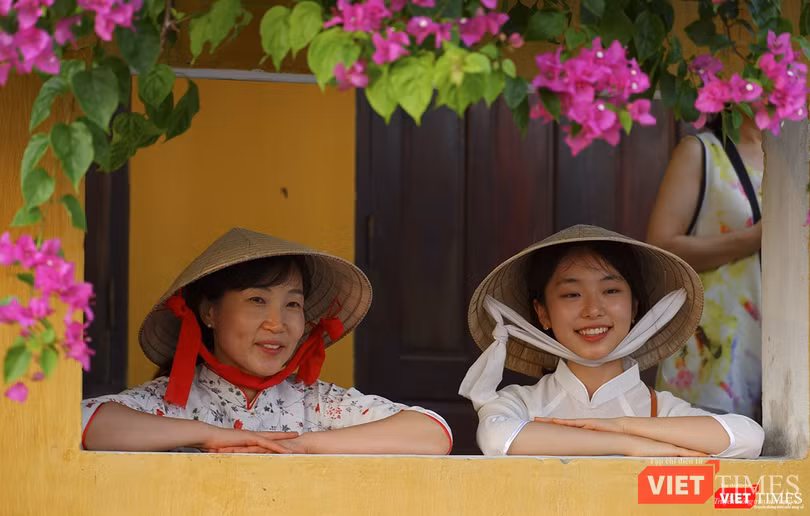 Du khách Hàn Quốc ngồi ngắm Hội An vào Tết