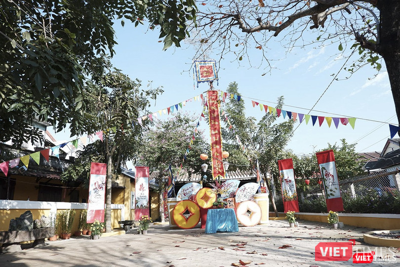 Ở một không gian khác, vây nêu đã được dựng lên ở sân đình