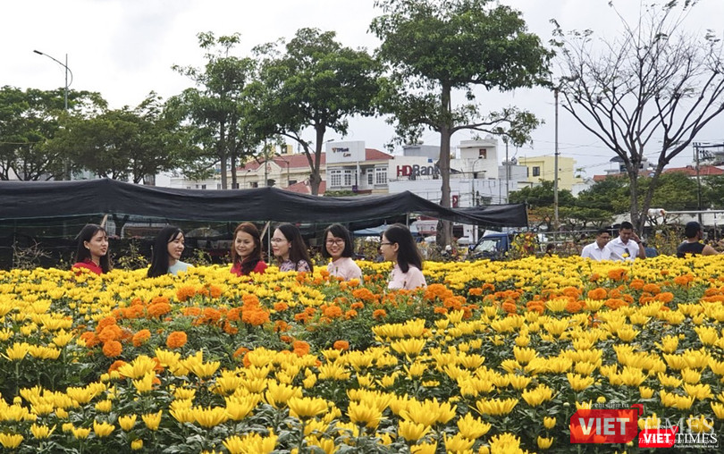 Thiếu nữ xúng xính áo dài du xuân