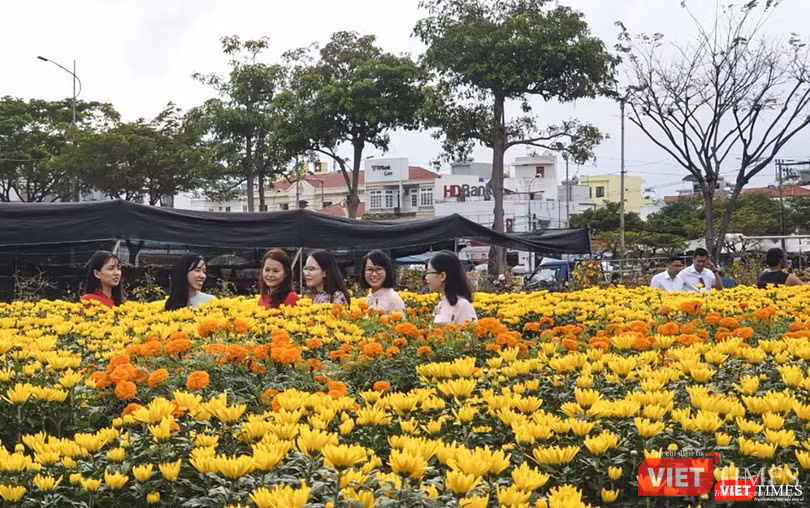 Thiếu nữ xúng xính áo dài du xuân