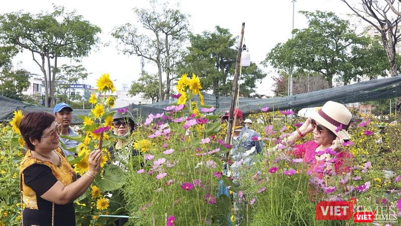 Người mua tranh thủ ghi lại những khoảnh khắc đáng nhớ