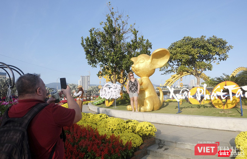 Du khách nước ngoài hứng thú với linh vật của năm Canh Tý