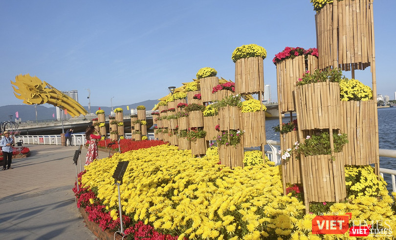 Một góc đường hoa công viên bờ tây cầu Rồng