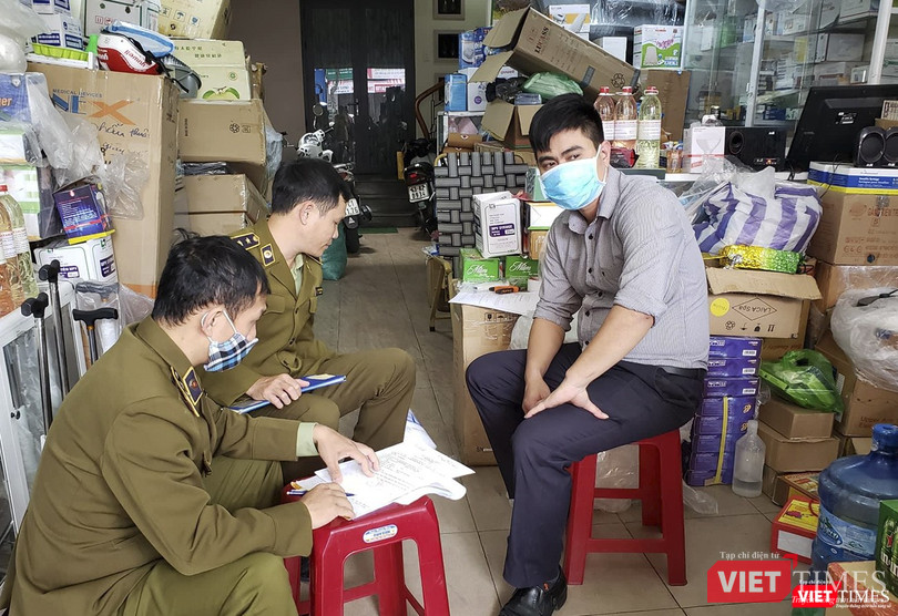 Lực lượng quản lý thị trường đã lập biên bản để xử lý cửa hàng với hành vi không niêm yết giá, nâng giá các mặt hàng khẩu trang, nước rửa tay sát khuẩn